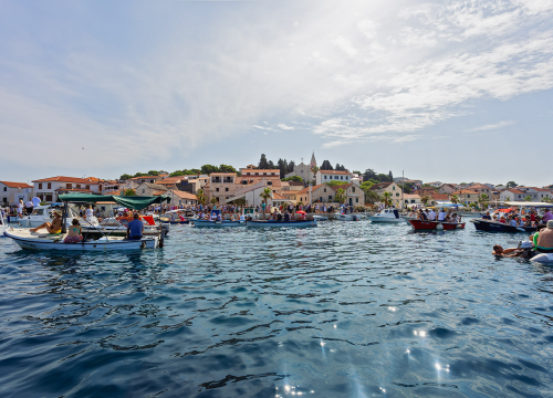 Fotografija 5 - Ove nedjelje u Rogoznici tradicionalnom i svečanom povorkom vraća se slika Gospe u njenu kapelicu!