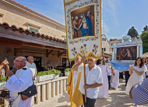 Fotografija 3 - Ove nedjelje u Rogoznici tradicionalnom i svečanom povorkom vraća se slika Gospe u njenu kapelicu!