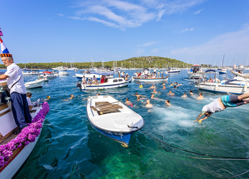 Fotografija 2 - Ove nedjelje u Rogoznici tradicionalnom i svečanom povorkom vraća se slika Gospe u njenu kapelicu!
