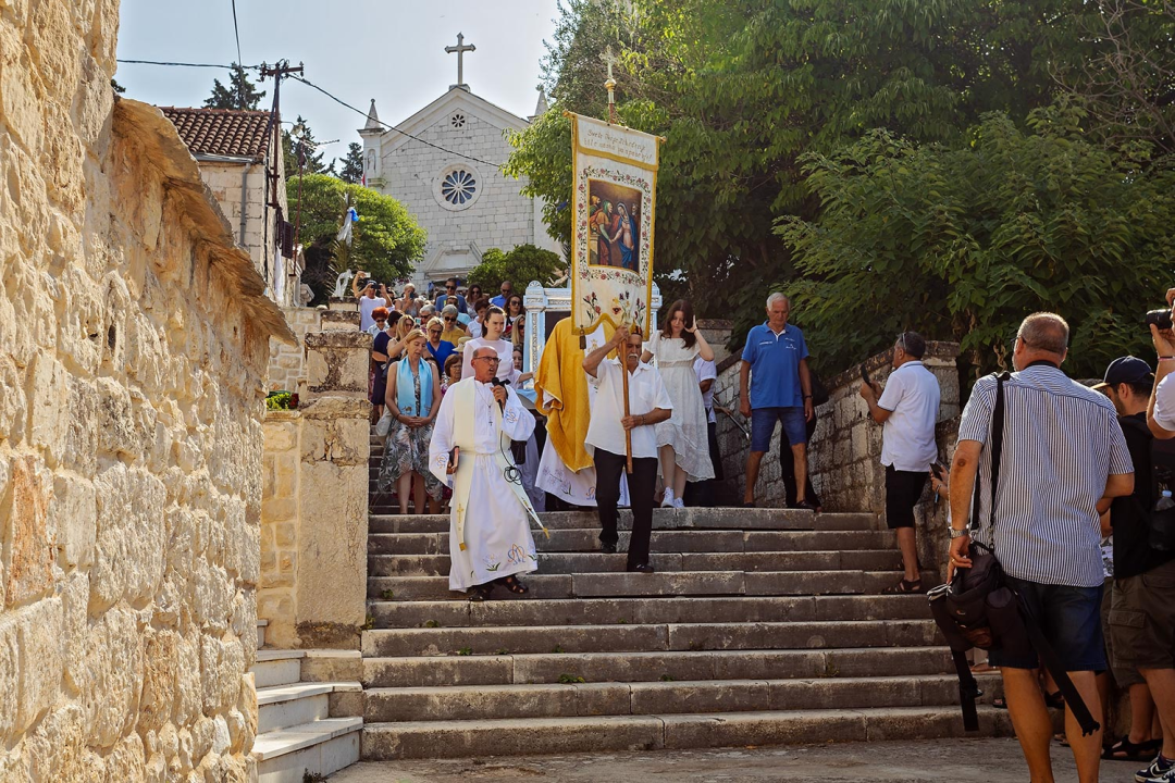 Ove nedjelje u Rogoznici tradicionalnom i svečanom povorkom vraća se slika Gospe u njenu kapelicu!