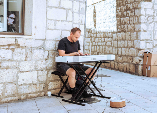 Fotografija 2 - Poznato lice iz kulinarskih TV emisija nevolja je, zbog jedne žene, učinila uličnim sviračem