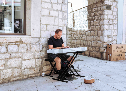 Fotografija 3 - Poznato lice iz kulinarskih TV emisija nevolja je, zbog jedne žene, učinila uličnim sviračem