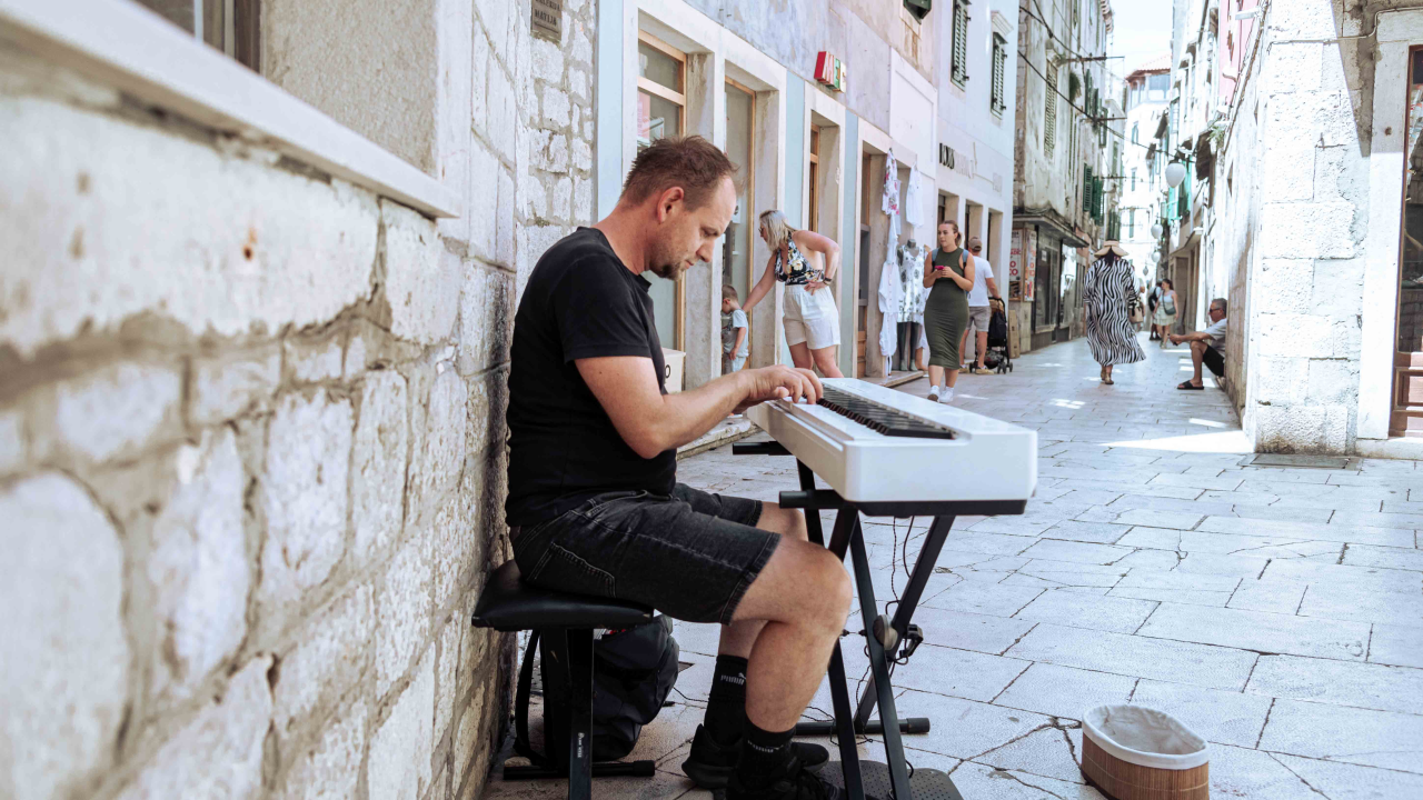 Poznato lice iz kulinarskih TV emisija nevolja je, zbog jedne žene, učinila uličnim sviračem
