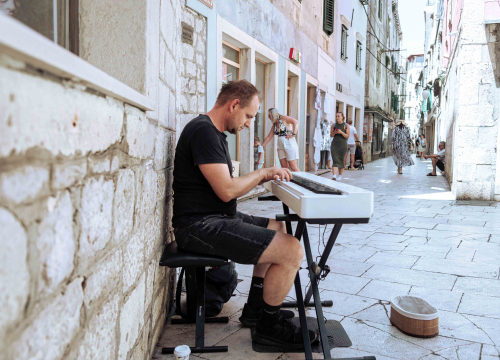 Fotografija 1 - Poznato lice iz kulinarskih TV emisija nevolja je, zbog jedne žene, učinila uličnim sviračem