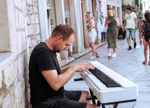 Fotografija 4 - Poznato lice iz kulinarskih TV emisija nevolja je, zbog jedne žene, učinila uličnim sviračem