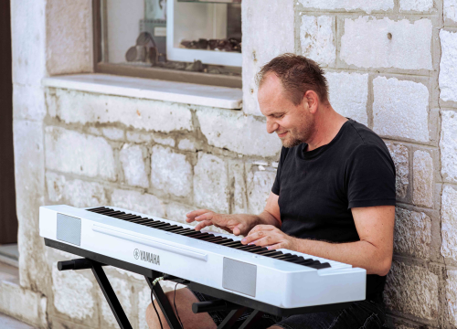 Fotografija 5 - Poznato lice iz kulinarskih TV emisija nevolja je, zbog jedne žene, učinila uličnim sviračem