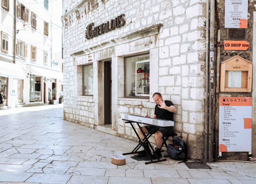 Fotografija 6 - Poznato lice iz kulinarskih TV emisija nevolja je, zbog jedne žene, učinila uličnim sviračem