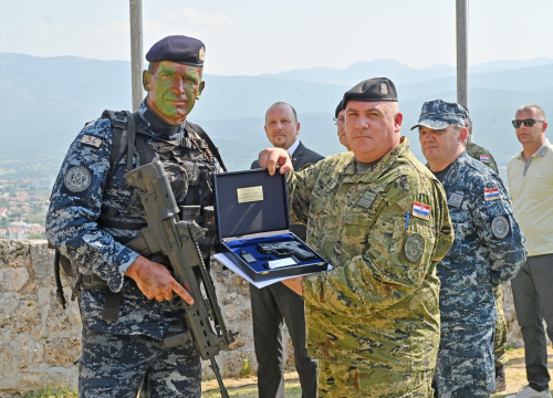 Fotografija 4 - Dolaskom na kninsku tvrđavu završena obuka hrvatskih vojnika: 'Podigli smo zastavu, srce je puno ponosa'