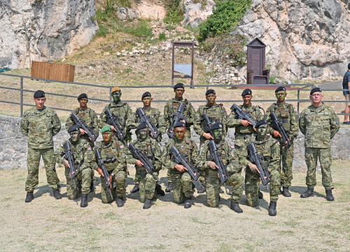 Fotografija 6 - Dolaskom na kninsku tvrđavu završena obuka hrvatskih vojnika: 'Podigli smo zastavu, srce je puno ponosa'