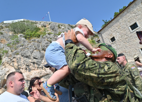 Fotografija 5 - Dolaskom na kninsku tvrđavu završena obuka hrvatskih vojnika: 'Podigli smo zastavu, srce je puno ponosa'