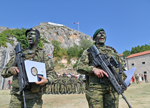 Fotografija 8 - Dolaskom na kninsku tvrđavu završena obuka hrvatskih vojnika: 'Podigli smo zastavu, srce je puno ponosa'