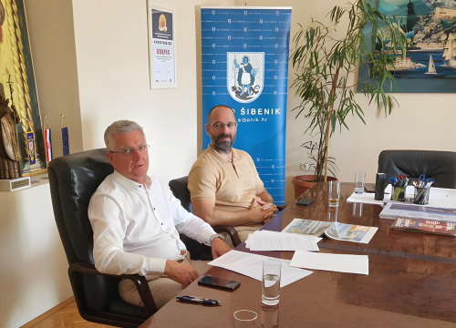 Manipulirate Kaprijem dok u Domu zdravlja nema plaća, Dolac nema rivu! Gospodo, izbori se bliže, a ja nisam mutav