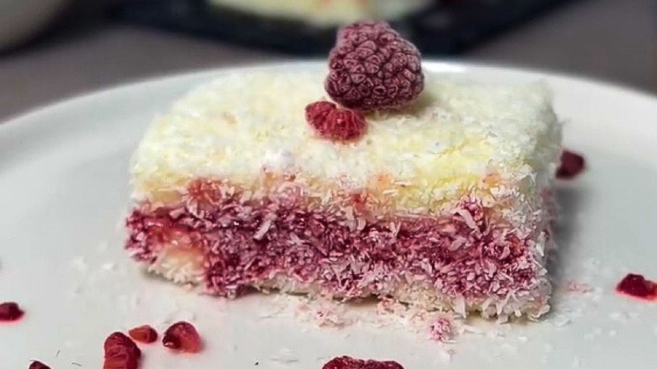 Osvježavajući kolač s malinama i kokosom u koji idu samo dvije kreme