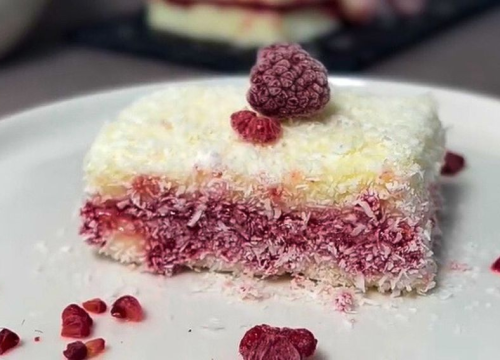 Osvježavajući kolač s malinama i kokosom u koji idu samo dvije kreme