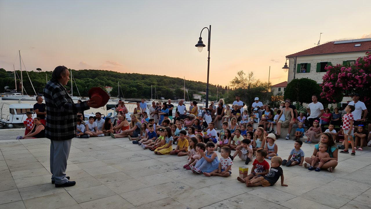 Prvić Luka puna mališana na lutkarskoj predstavi usred mista