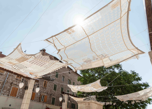 Fotografija 4 - Od danas na Starom pazaru vam ženski ručni rad pruža hlad: 'Neka ovo postane mjesto druženja'