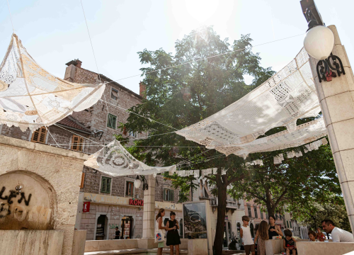 Od danas na Starom pazaru vam ženski ručni rad pruža hlad: 'Neka ovo postane mjesto druženja'
