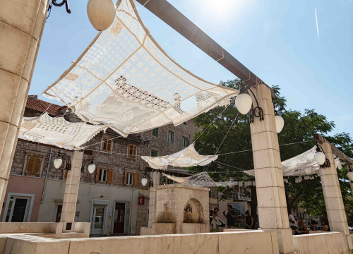 Fotografija 10 - Od danas na Starom pazaru vam ženski ručni rad pruža hlad: 'Neka ovo postane mjesto druženja'