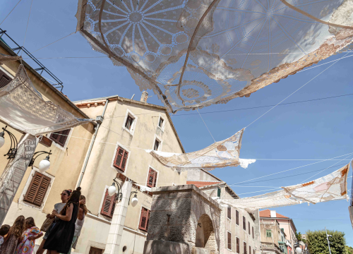 Fotografija 12 - Od danas na Starom pazaru vam ženski ručni rad pruža hlad: 'Neka ovo postane mjesto druženja'