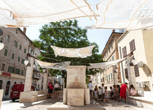 Fotografija 13 - Od danas na Starom pazaru vam ženski ručni rad pruža hlad: 'Neka ovo postane mjesto druženja'