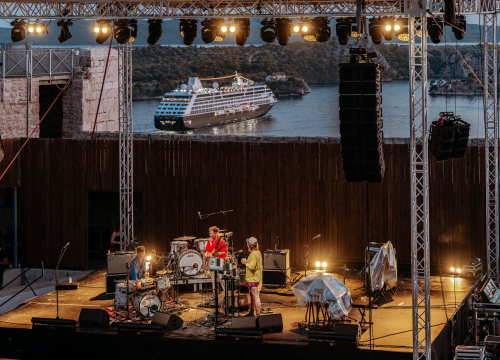 Fotografija 14 - Devendra Banhart na sv.Mihovilu rasplesao publiku već prvom pjesmom: 'Ovo mjesto je pravi dragulj'