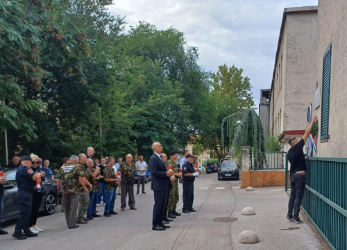 Fotografija 2 - U povodu obilježavanja 5. kolovoza položeni vijenci i zapaljene svijeće u Kninu