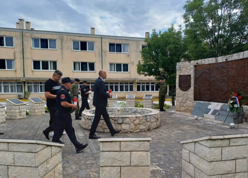 Fotografija 3 - U povodu obilježavanja 5. kolovoza položeni vijenci i zapaljene svijeće u Kninu