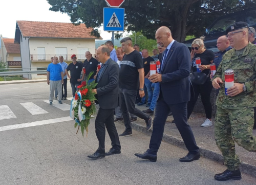 Fotografija 4 - U povodu obilježavanja 5. kolovoza položeni vijenci i zapaljene svijeće u Kninu