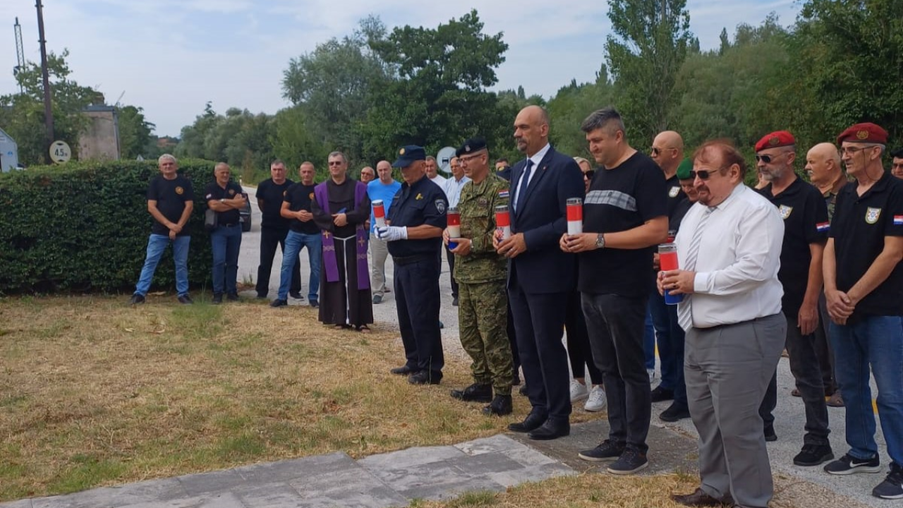 U povodu obilježavanja 5. kolovoza položeni vijenci i zapaljene svijeće u Kninu
