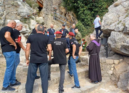 Fotografija 5 - U povodu obilježavanja 5. kolovoza položeni vijenci i zapaljene svijeće u Kninu