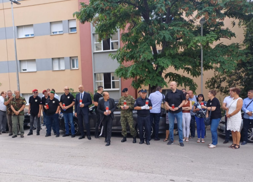 Fotografija 6 - U povodu obilježavanja 5. kolovoza položeni vijenci i zapaljene svijeće u Kninu