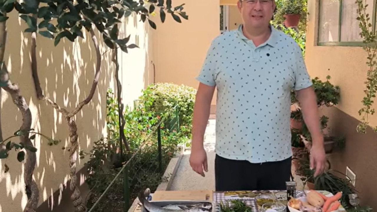 Obiteljska kužina by Ivo Kronja: Ulovili su ručak i pripremaju riblju juhu i ciplje na lešo