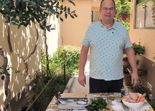 Obiteljska kužina by Ivo Kronja: Ulovili su ručak i pripremaju riblju juhu i ciplje na lešo