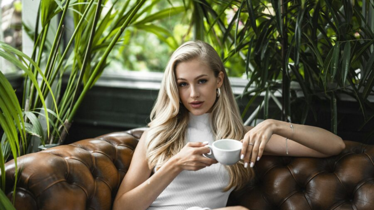 Trik za uklanjanje mrlje od kave s kožnog kauča