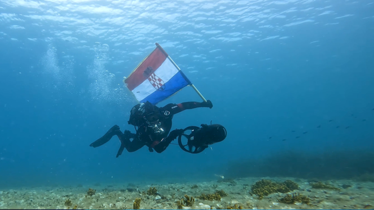 Na dan Oluje roni s hrvatskom zastavom: Hrvatska neće zaboraviti svoje sinove...