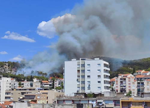 Fotografija 2 - Požar i dalje aktivan, no pod kontrolom je vatrogasaca: Izgorjela je površina od oko 3,5 hektara