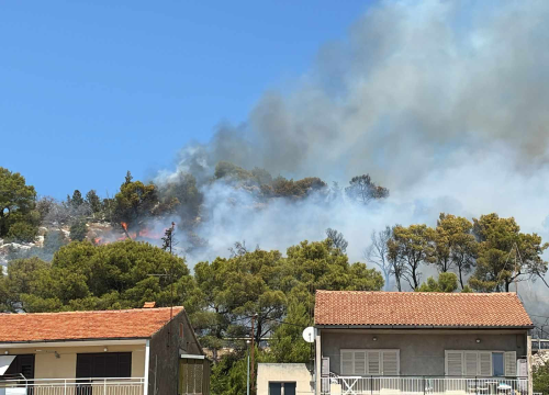 Fotografija 3 - Požar i dalje aktivan, no pod kontrolom je vatrogasaca: Izgorjela je površina od oko 3,5 hektara