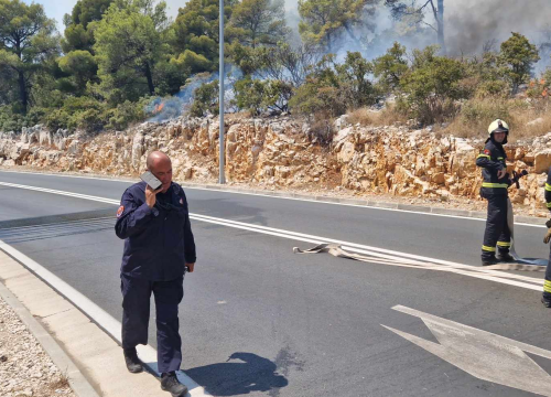 Fotografija 12 - Požar i dalje aktivan, no pod kontrolom je vatrogasaca: Izgorjela je površina od oko 3,5 hektara