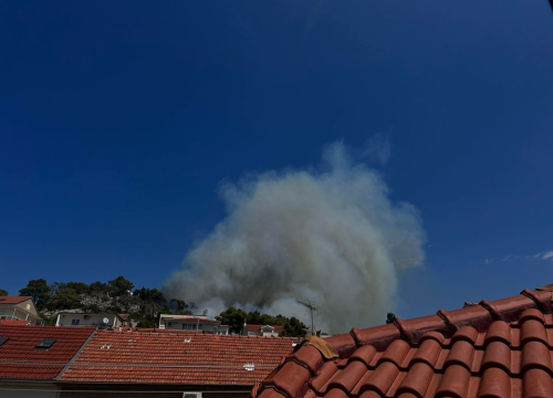 Fotografija 6 - Požar i dalje aktivan, no pod kontrolom je vatrogasaca: Izgorjela je površina od oko 3,5 hektara
