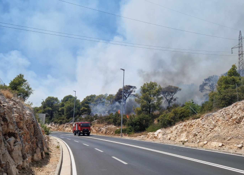 Fotografija 11 - Požar i dalje aktivan, no pod kontrolom je vatrogasaca: Izgorjela je površina od oko 3,5 hektara