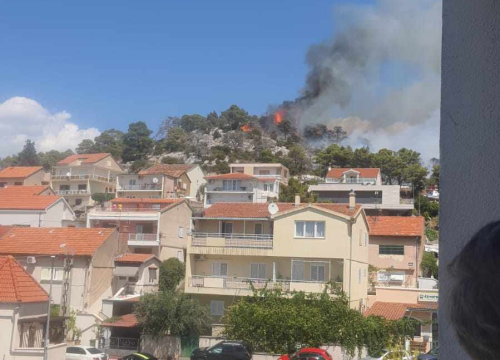 Fotografija 5 - Požar i dalje aktivan, no pod kontrolom je vatrogasaca: Izgorjela je površina od oko 3,5 hektara