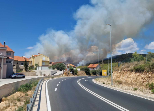Fotografija 9 - Požar i dalje aktivan, no pod kontrolom je vatrogasaca: Izgorjela je površina od oko 3,5 hektara