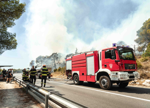 Fotografija 33 - Požar i dalje aktivan, no pod kontrolom je vatrogasaca: Izgorjela je površina od oko 3,5 hektara