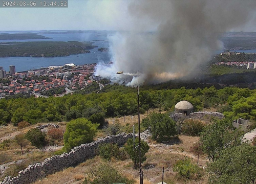 Fotografija 34 - Požar i dalje aktivan, no pod kontrolom je vatrogasaca: Izgorjela je površina od oko 3,5 hektara