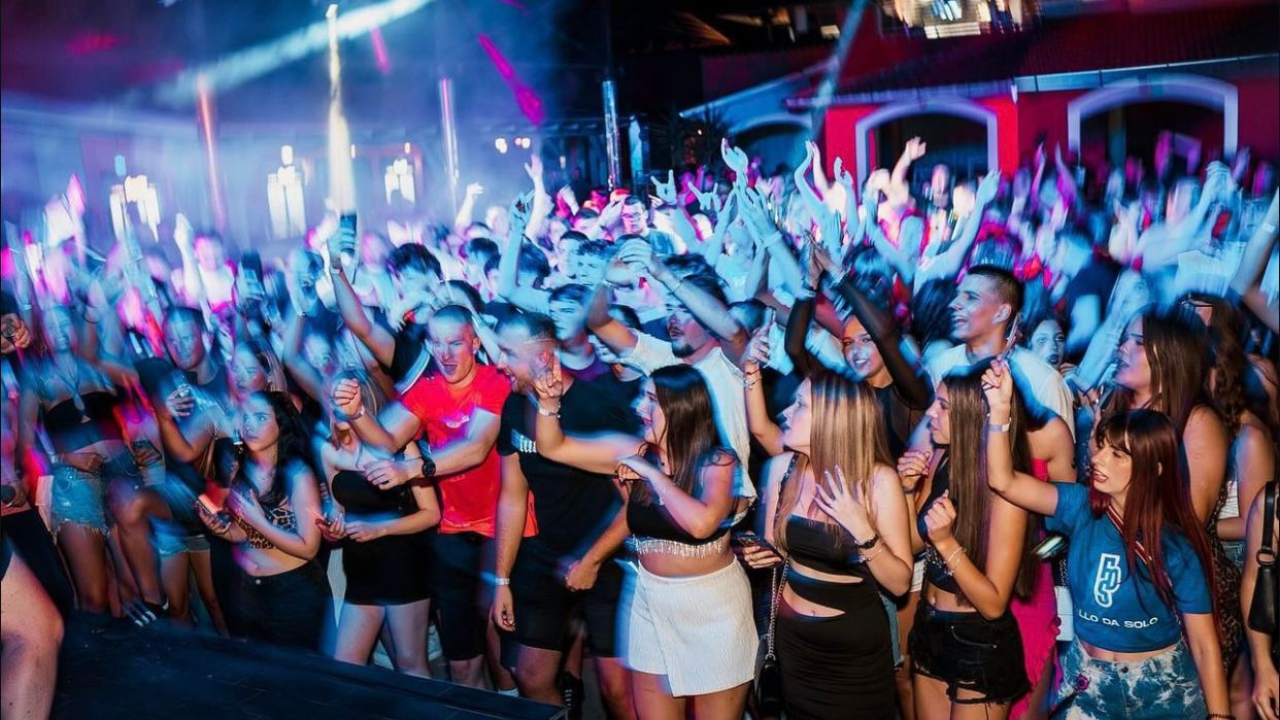 Aca Lukas će razgaliti publiku u vodičkoj Haciendi!