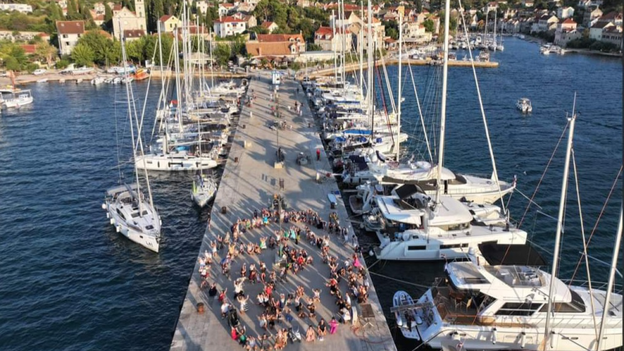 Milenijske fotografije u čast Vesni Parun i Mladenu Bjažiću snimane na Zlarinu