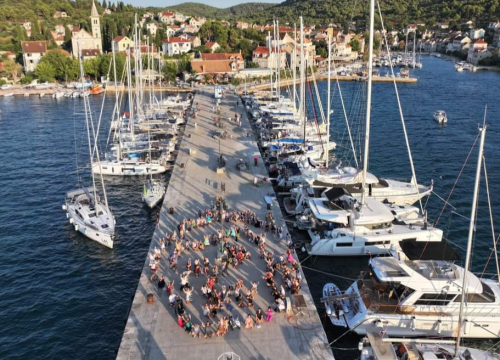 Fotografija 4 - Milenijske fotografije u čast Vesni Parun i Mladenu Bjažiću snimane na Zlarinu