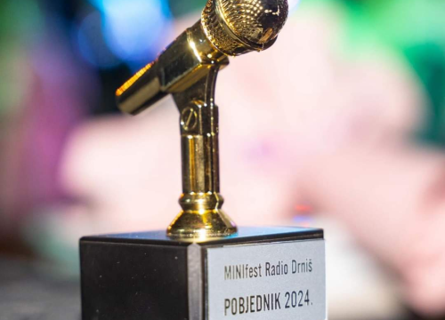 Fotografija 12 - Jakov Marjanović s Rim Tim Tagi Dim pobjednik Minifesta Radio Drniša