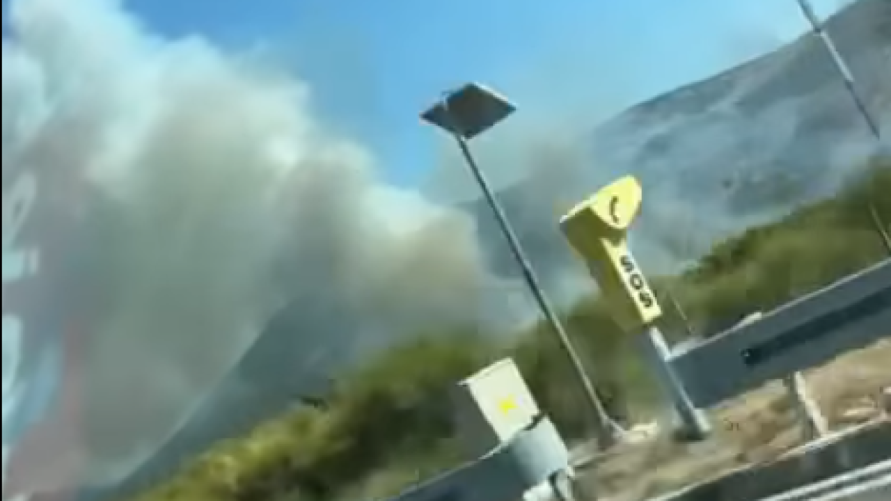 Požar kod Perkovića kojeg je izazvalo zapaljeno auto lokaliziran je