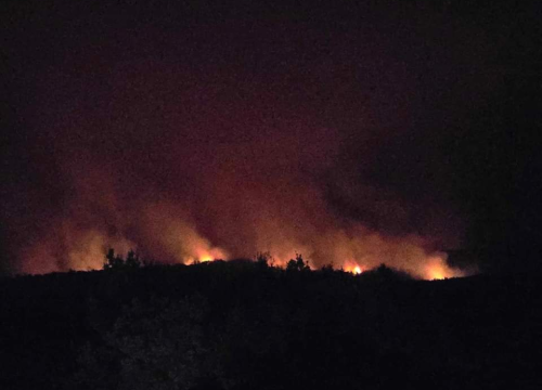 Fotografija 4 - Vatrogasci cijelu noć na požarištima: I dalje gori na Crvenoj zemlji kod Knina